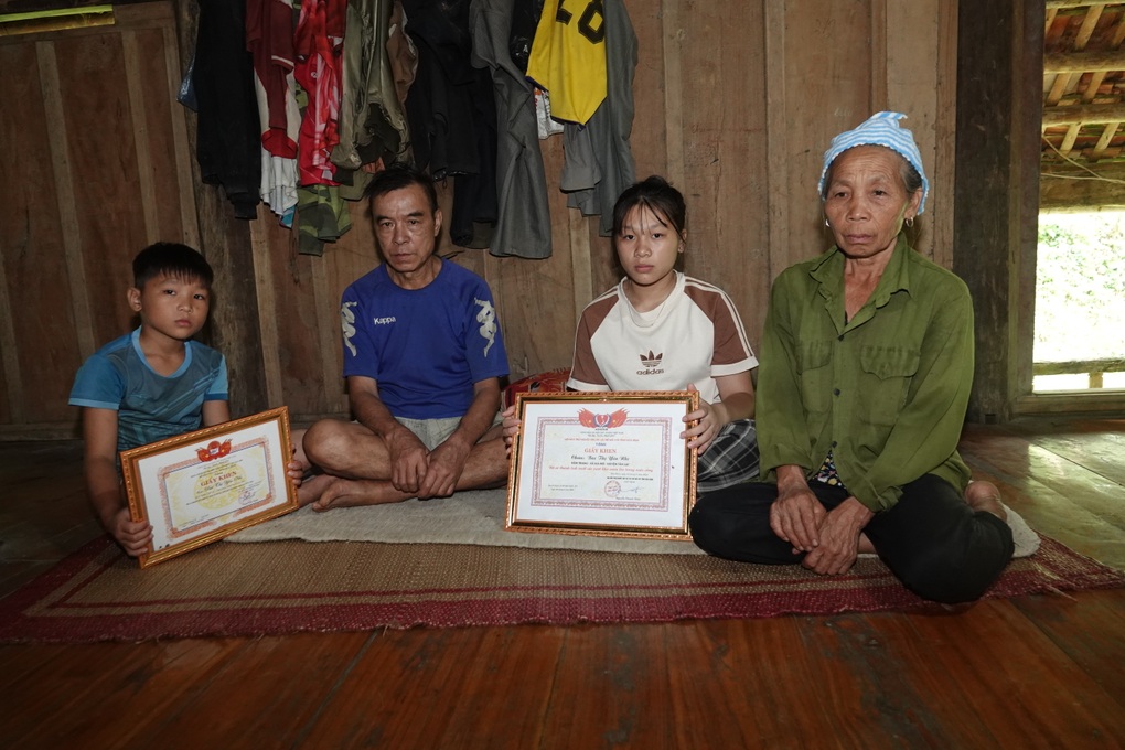 Bà lão đau yếu là chỗ dựa duy nhất của chồng tâm thần và 2 cháu nội mồ côi - 3