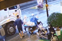 Nổi bật tuần qua: Người đàn ông phản ứng nhanh, cứu em nhỏ trước mũi xe tải