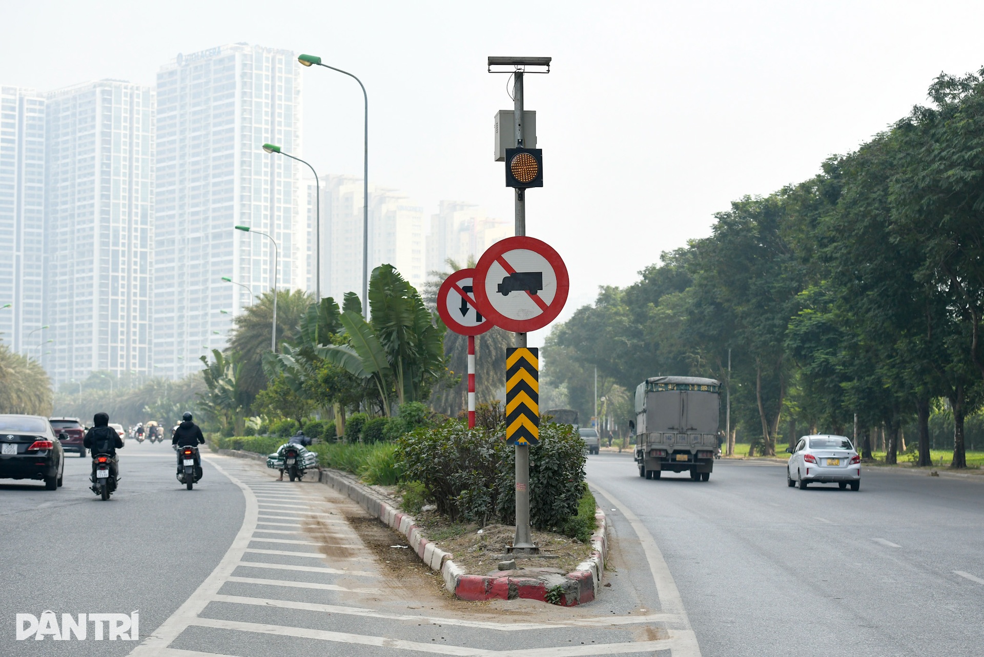 Cảnh thót tim ở lối ra Đại lộ Thăng Long, người dân mong có gờ giảm tốc - 6