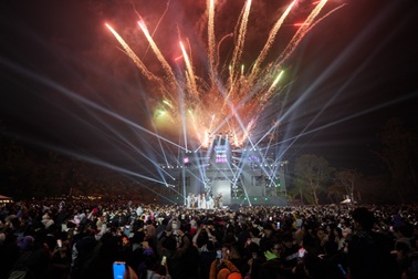 Ecopark Countdown 2025: Hơn 50.000 người mãn nhãn, vỡ òa cảm xúc