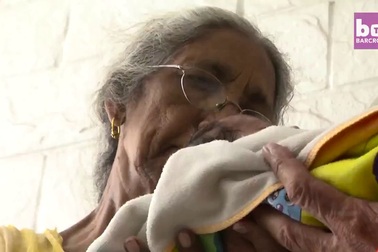 Cụ bà 72 tuổi và cụ ông 79 tuổi hạnh phúc bên đứa con đầu lòng vừa chào đời