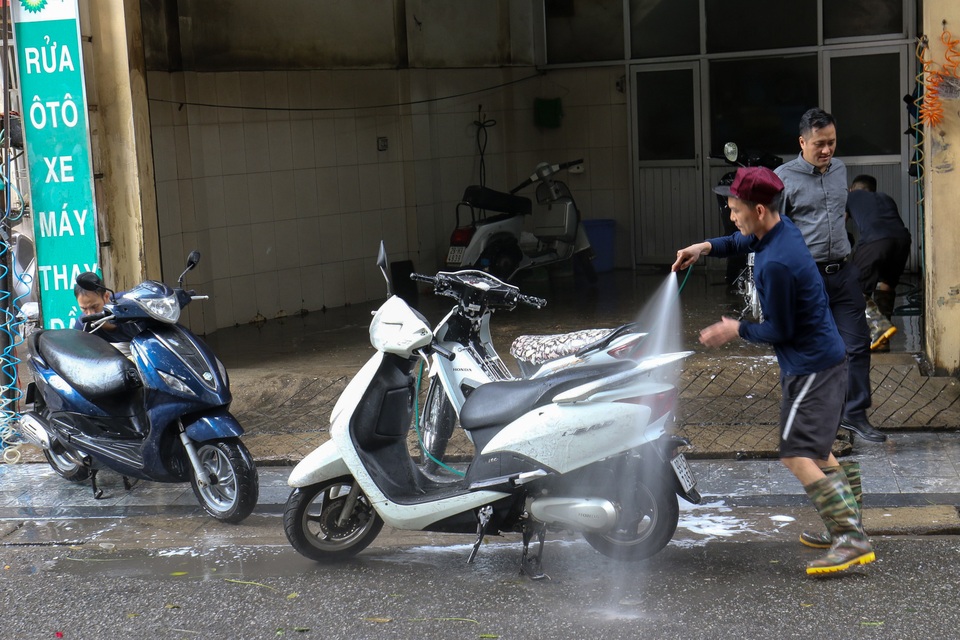 Hà Nội: Rửa xe 200 nghìn đồng/lượt, khách vẫn ùn ùn xếp hàng - 6 Hà Nội: Rửa xe 200 nghìn đồng/lượt, khách vẫn ùn ùn xếp hàng - 6