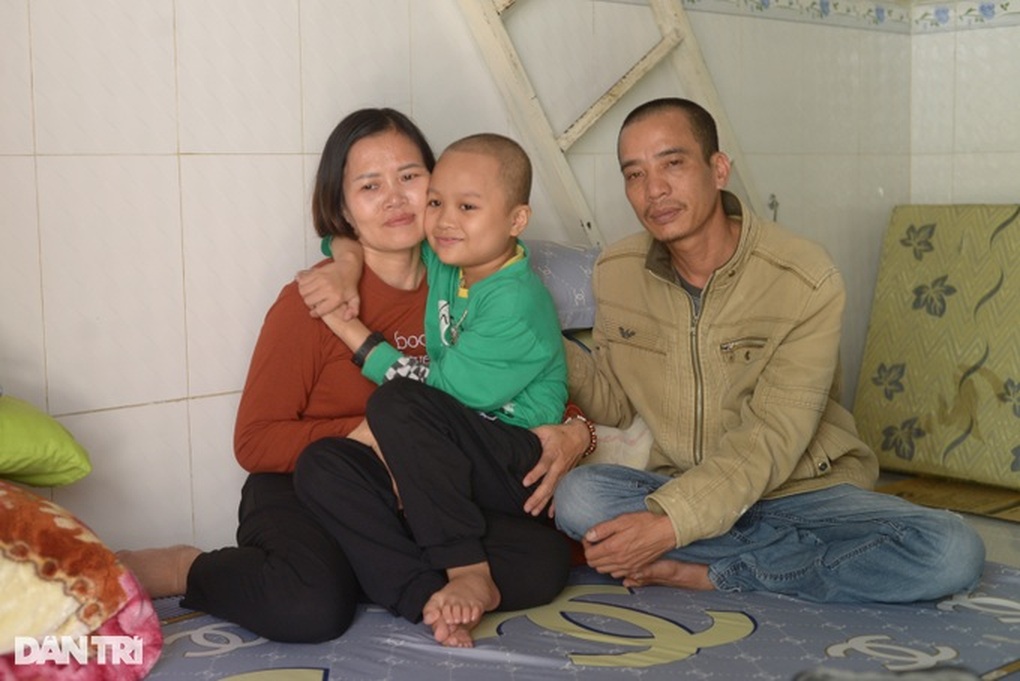 Mẹ ứa nước mắt khi con trai bị ung thư mong rời bệnh viện để đến trường - 1 Mẹ ứa nước mắt khi con trai bị ung thư mong rời bệnh viện để đến trường - 1