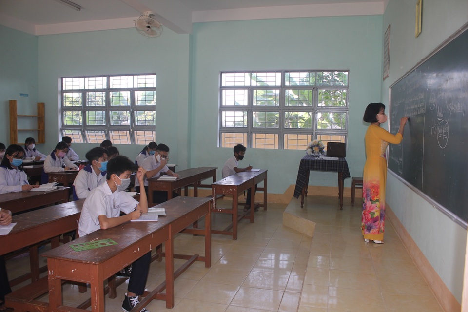 Gia Lai: Hàng ngàn học sinh khối 9, 12 đến lớp học, ngồi cách nhau 1,5m - 2 Gia Lai: Hàng ngàn học sinh khối 9, 12 đến lớp học, ngồi cách nhau 1,5m - 2