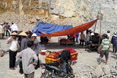 Một công nhân bị đá đè tử nạn