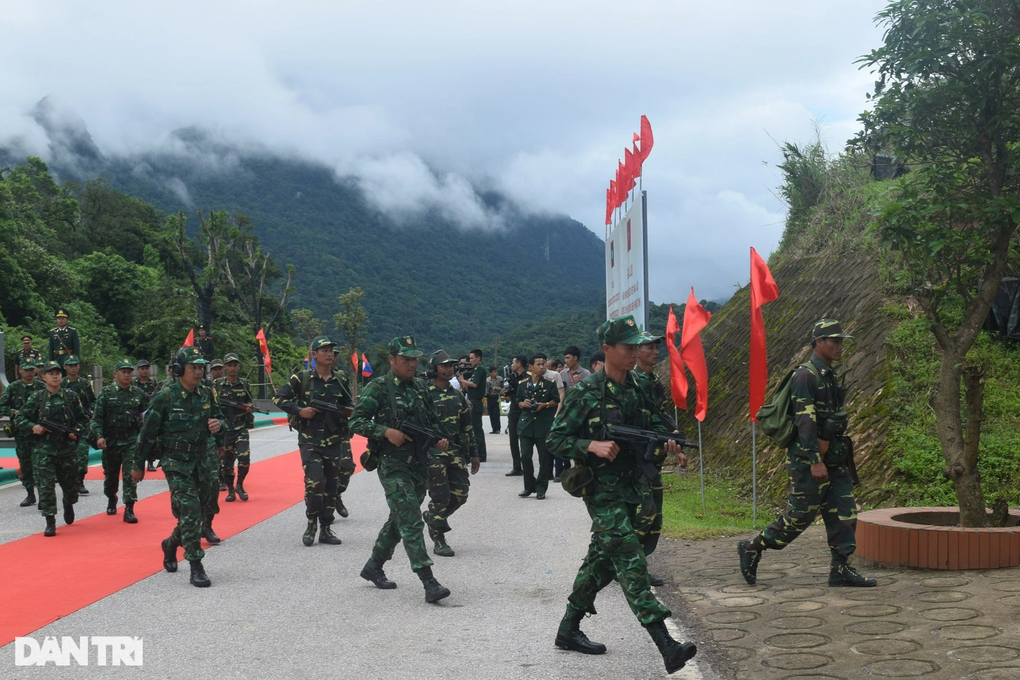 Mở gian hàng Việt giá 0 đồng, tặng công trình ánh sáng trên đất Lào - 6