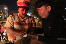 Bị kiểm tra nồng độ cồn, người đàn ông “khóc như mưa” (!)