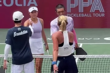 Pha ghi điểm quyết định giúp cặp Bright và Quang Dương chiến thắng