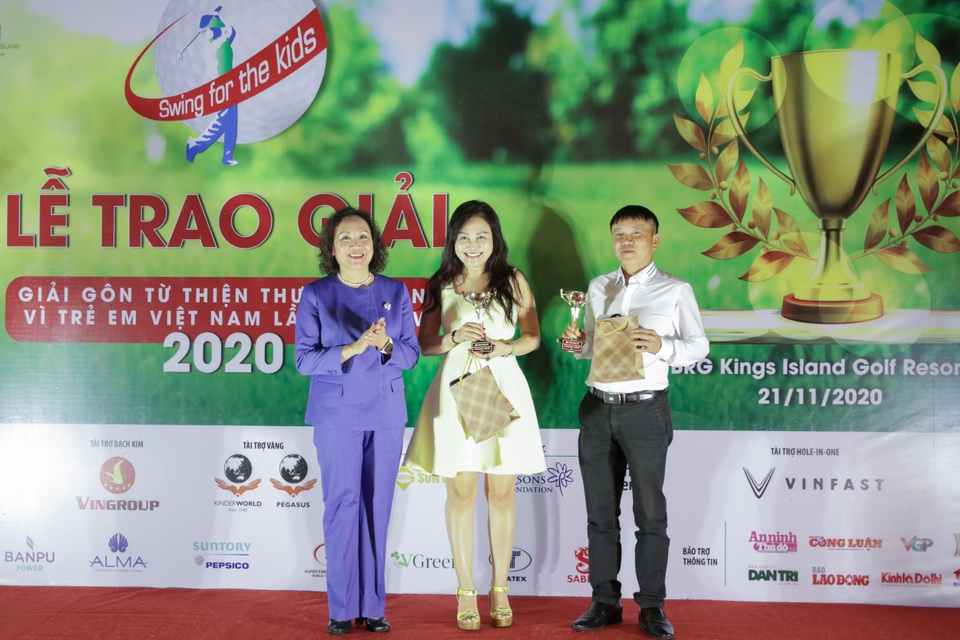 Ủng hộ Quỹ Khuyến học Việt Nam 300 triệu đồng từ Giải Golf từ thiện - 5 Ủng hộ Quỹ Khuyến học Việt Nam 300 triệu đồng từ Giải Golf từ thiện - 5