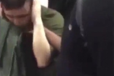 Phân biệt chủng tộc, thanh niên Trung Quốc bị tát tới tấp ngay trên tàu điện