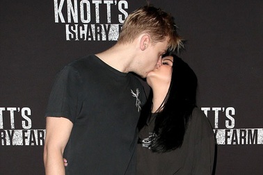 Sao teen phim Modern Family tình tứ bạn trai trong sự kiện