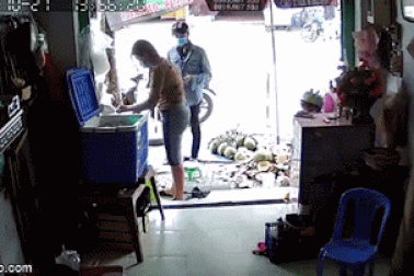 Nam thanh niên xúi bé trai trộm điện thoại của người bán dừa