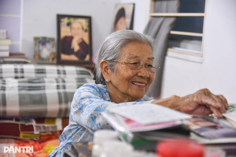 Nghệ sĩ Phi Điểu tuổi 90: Ở nhà bề thế, vẫn thích tự đi diễn bằng xe máy - 9 Nghệ sĩ Phi Điểu tuổi 90: Ở nhà bề thế, vẫn thích tự đi diễn bằng xe máy - 9