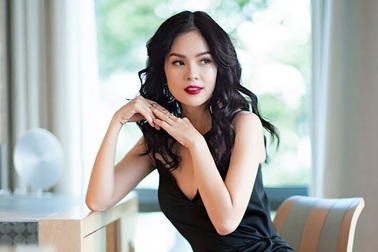 “Bà mẹ một con” Dương Cẩm Lynh diện váy khoét ngực sâu, xẻ cao khoe chân thon