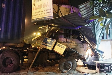 Xe container tông sập mái hiên, nhiều người thoát chết