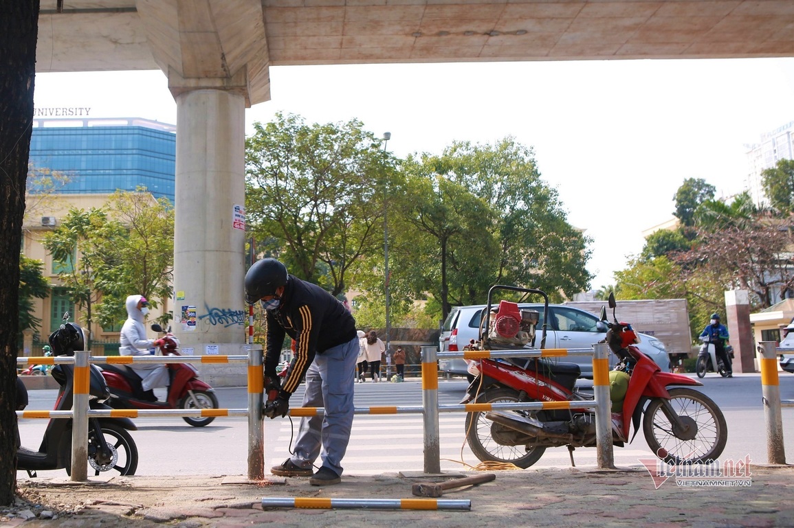 Vỉa hè Hà Nội vô vàn nhiệm vụ, trừ việc dành cho... người đi bộ - 7 Vỉa hè Hà Nội vô vàn nhiệm vụ, trừ việc dành cho... người đi bộ - 7