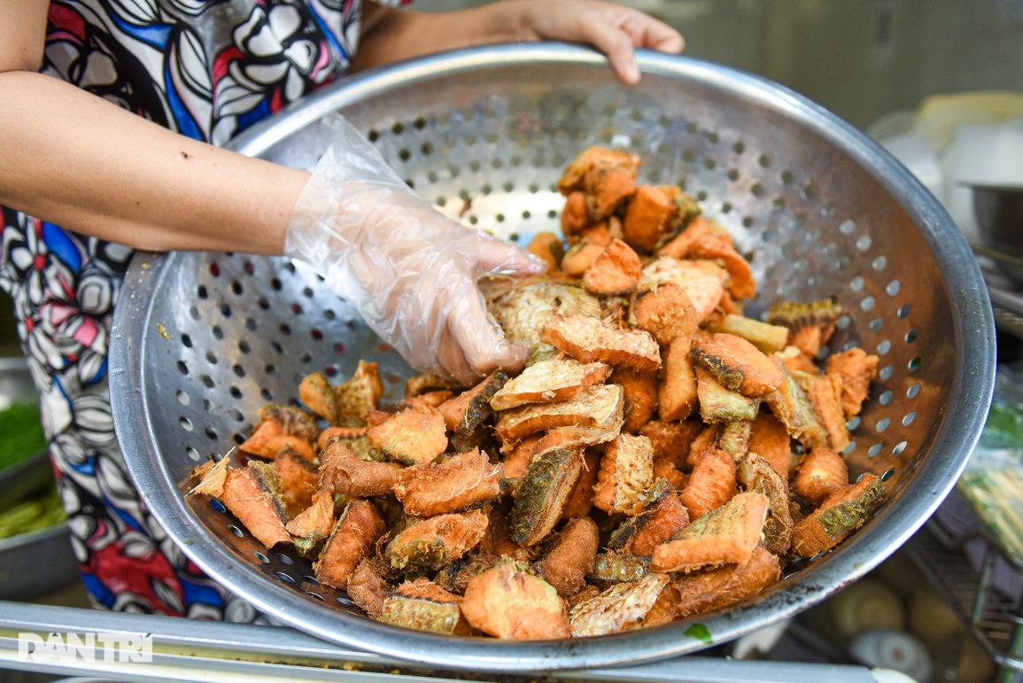 Quán bún đầu cá độc nhất Hà Nội, bà chủ bán cả tạ cá một ngày - 10 Quán bún đầu cá độc nhất Hà Nội, bà chủ bán cả tạ cá một ngày - 10
