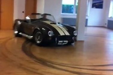 Ấn tượng màn drift xe hơi...trong nhà