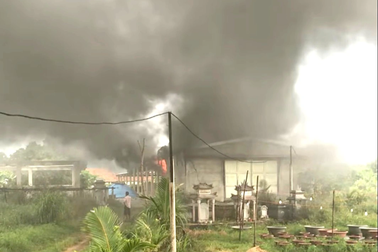 Kho chứa lúa giống ở Quảng Nam bốc cháy ngùn ngụt