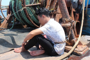 Giải cứu 4 thuyền viên bị chủ tàu trói bằng xích sắt