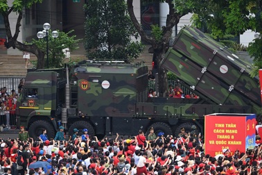 Tổ hợp tên lửa Trường Sơn thu hút sự chú ý lớn tại lễ diễu binh, diễu hành