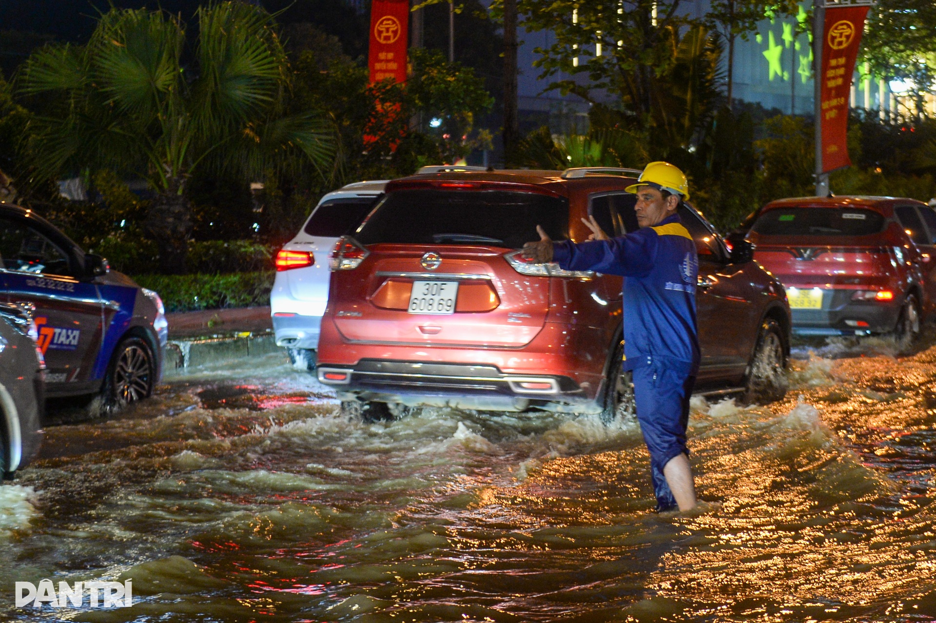 Hơn 2 ngày sau mưa như trút nước đường Võ Chí Công vẫn ngập gần nửa mét - 4