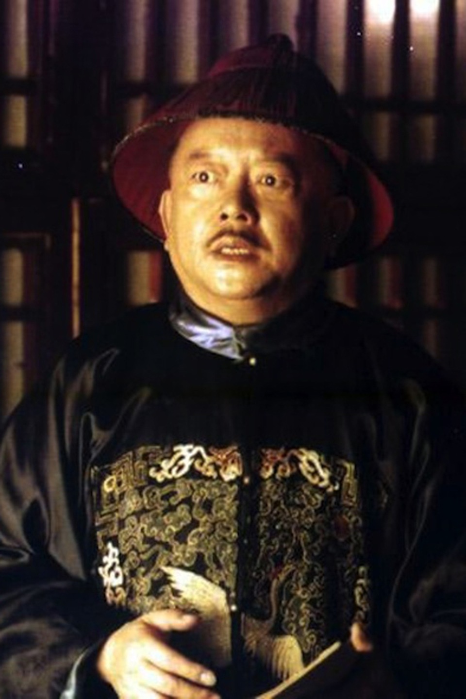 Hòa Thân Vương Cương sống sung túc bên người vợ kém 20 tuổi - 5