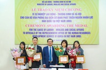 Cơ quan Phát triển nguồn nhân lực Hàn Quốc nhận kỷ niệm chương Bộ LĐ-TB&XH