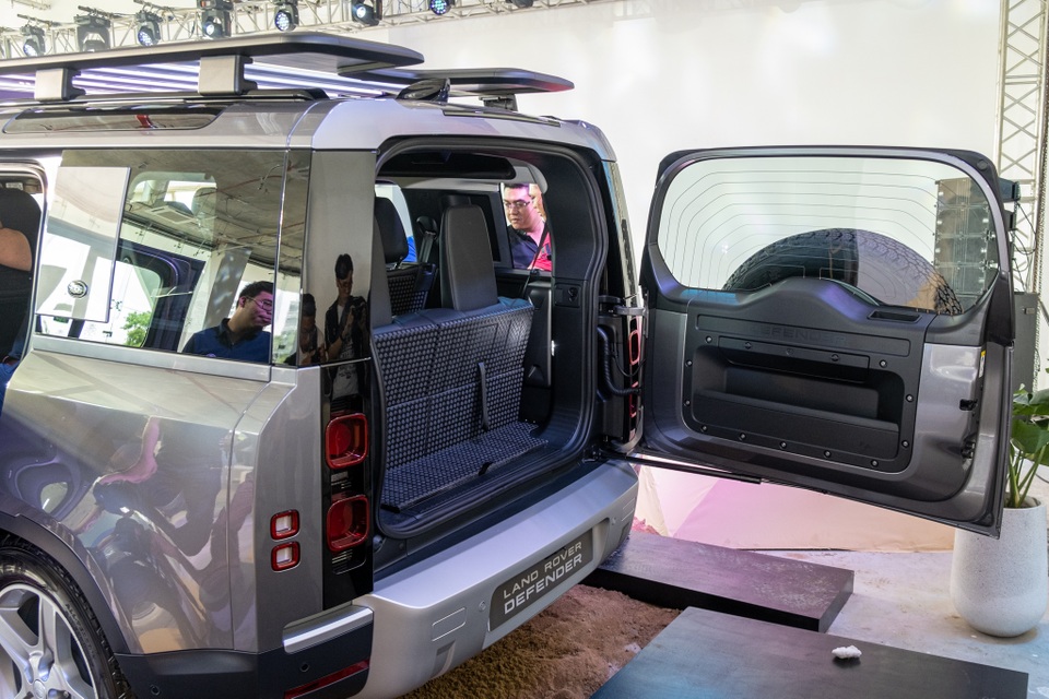 Land Rover Defender giá từ 3,85 tỷ - SUV cho đại gia Việt thích khám phá - 13