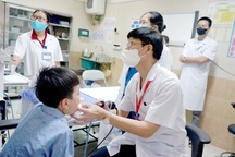 Bé trai phát hiện khối u từ triệu chứng tưởng hạch viêm thông thường