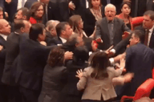 Nghị sĩ Thổ Nhĩ Kỳ ẩu đả giữa phiên họp vì chiến dịch quân sự tại Syria