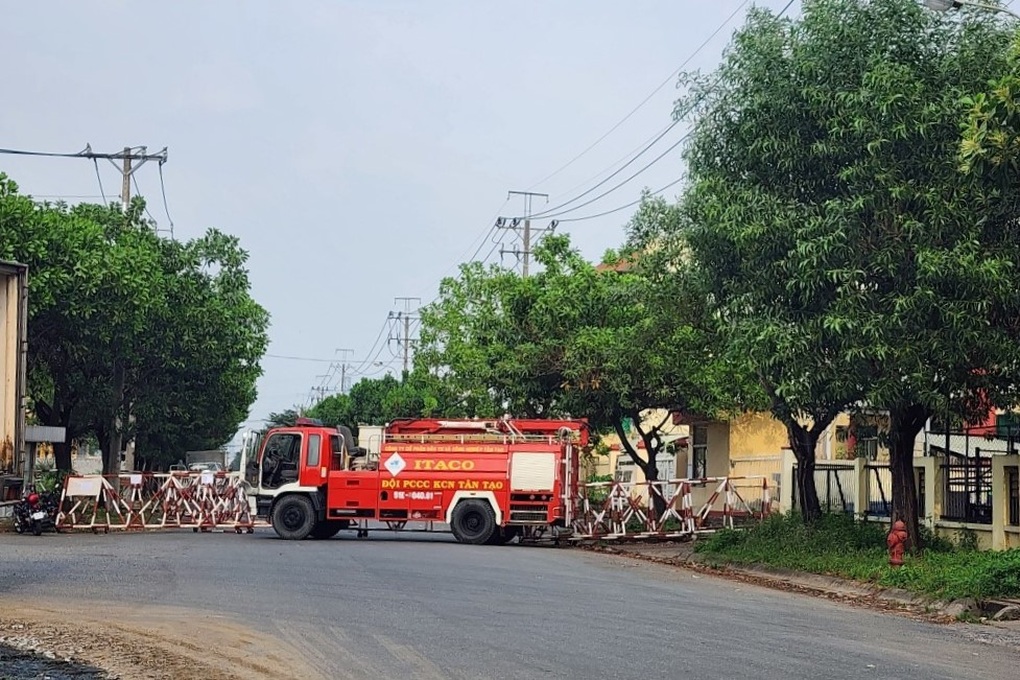 Dùng xe cứu hỏa chặn cửa doanh nghiệp để đòi nợ - 1 Dùng xe cứu hỏa chặn cửa doanh nghiệp để đòi nợ - 1