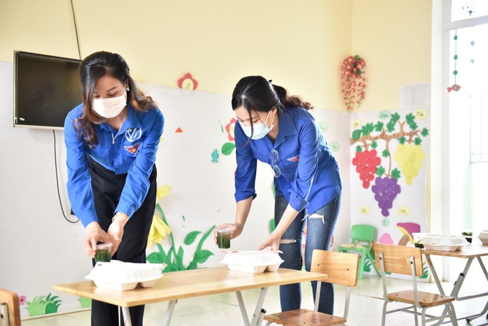 Thầy cô vùng cao nấu cơm phục vụ thí sinh thi tốt nghiệp THPT - 4 Thầy cô vùng cao nấu cơm phục vụ thí sinh thi tốt nghiệp THPT - 4