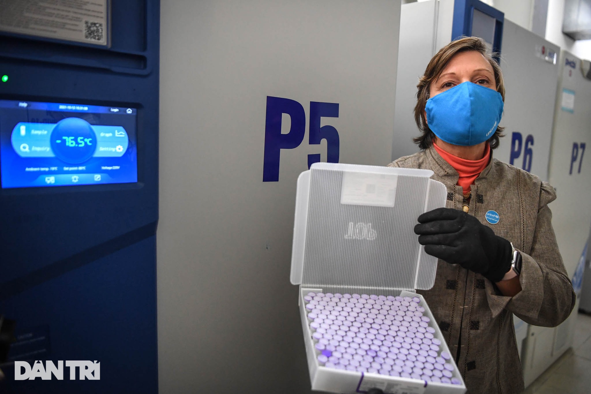 Bộ Y tế tiếp nhận 77 tủ lạnh âm sâu bảo quản vaccine Covid-19 từ Hoa Kỳ - 12 Bộ Y tế tiếp nhận 77 tủ lạnh âm sâu bảo quản vaccine Covid-19 từ Hoa Kỳ - 12