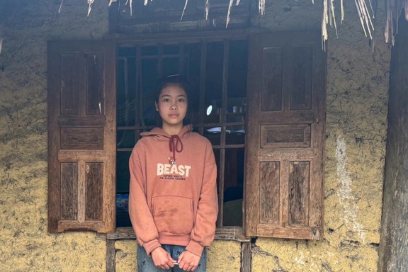Cô bé lớp 8 mong ước làm cô giáo để giúp cả nhà được ăn no mỗi ngày