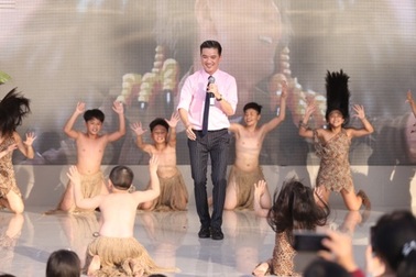 Đàm Vĩnh Hưng "đội nắng" làm MC 