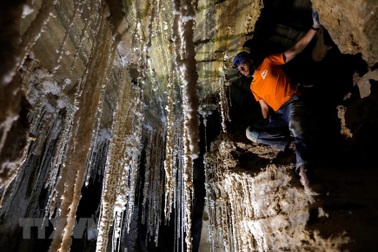 Phát hiện hang động muối dài nhất thế giới tại Israel
