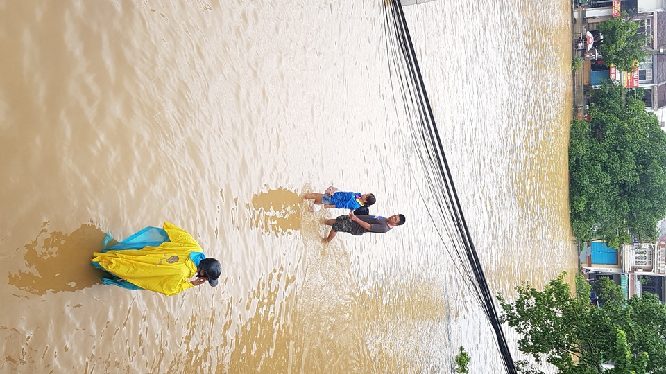 Người dân trú trên gác mái, cho lợn lên giường tránh lũ - 27 Người dân trú trên gác mái, cho lợn lên giường tránh lũ - 27