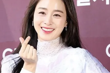 Lộ nếp nhăn đuôi mắt, Kim Tae Hee vẫn được khen xinh đẹp “không góc chết”