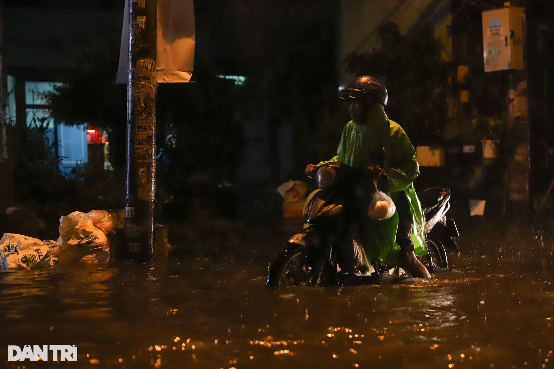Người dân bì bõm đẩy xe chết máy về nhà trong đêm mưa ở TPHCM - 6 Người dân bì bõm đẩy xe chết máy về nhà trong đêm mưa ở TPHCM - 6