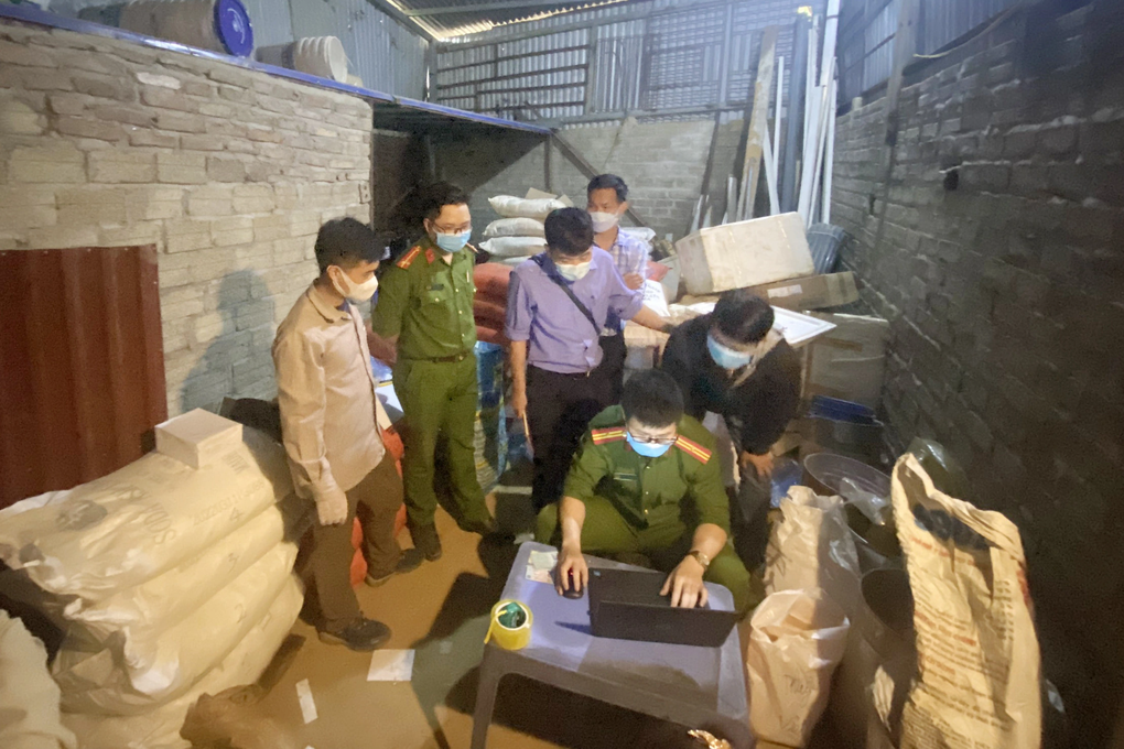 Nữ quái tàng trữ hơn 1,5 tấn thuốc nổ và xyanua - 1 Nữ quái tàng trữ hơn 1,5 tấn thuốc nổ và xyanua - 1