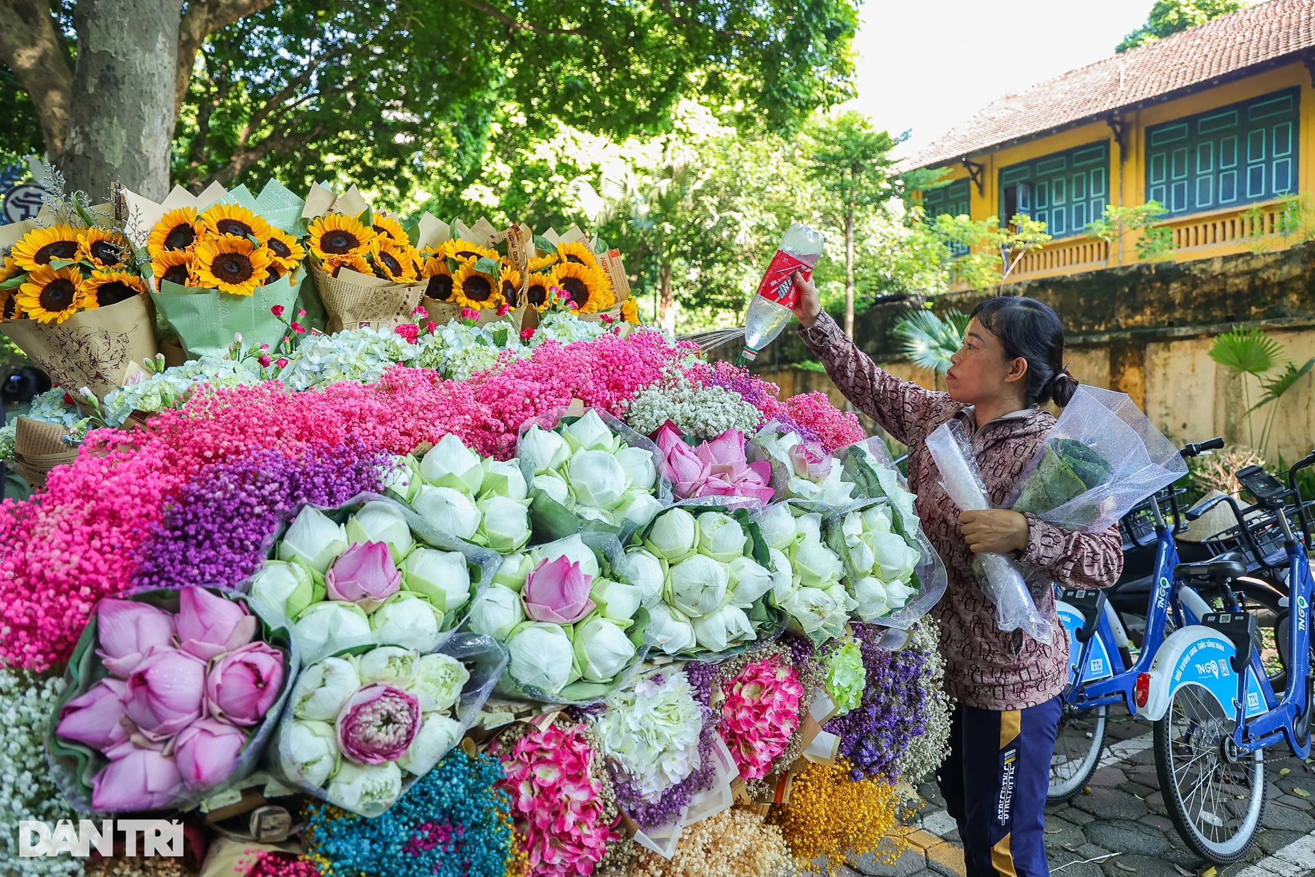 Cuồng sống ảo, giới trẻ tràn xuống lòng đường Phan Đình Phùng chụp ảnh - 9