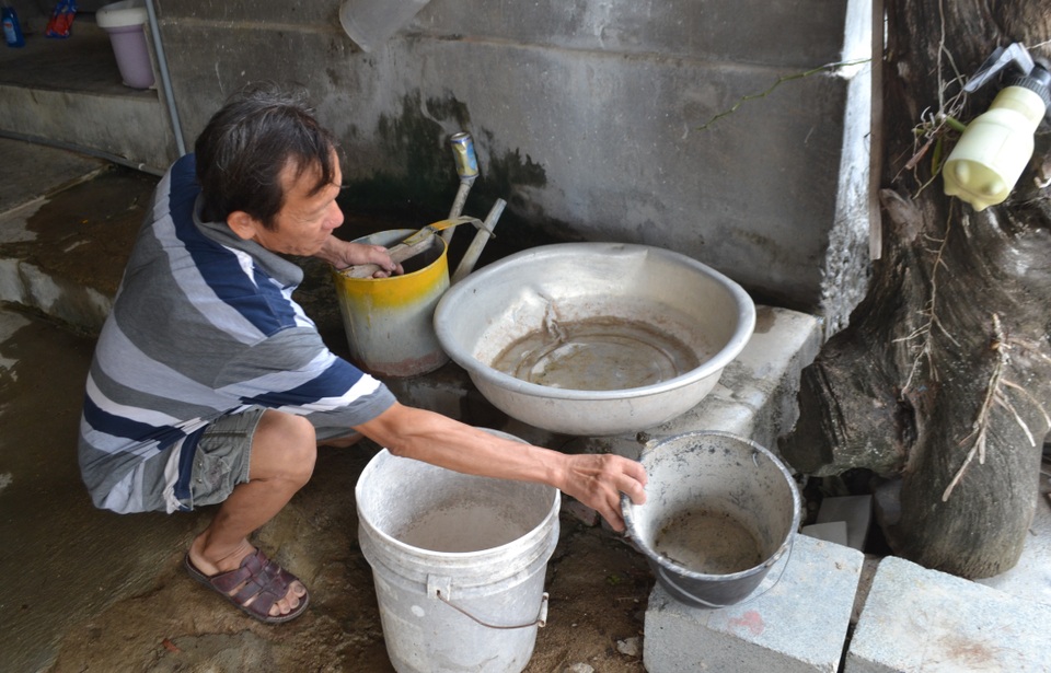 Phú Yên: Không có hệ thống nước sạch, dân “cắn răng” sử dụng nước nhiễm vôi - 5 Phú Yên: Không có hệ thống nước sạch, dân “cắn răng” sử dụng nước nhiễm vôi - 5