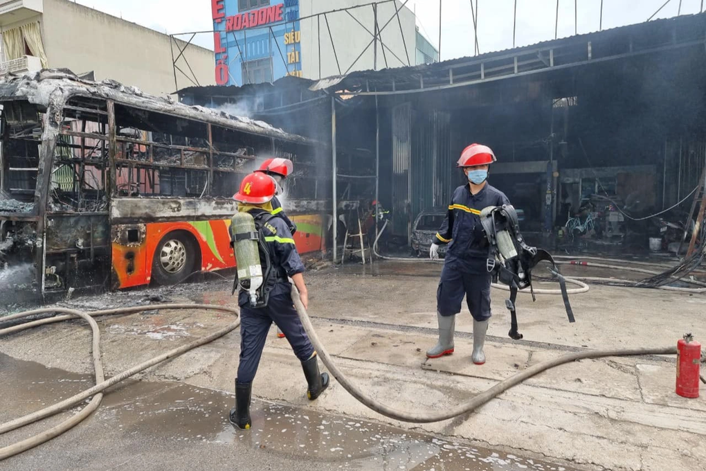 Cháy lớn tại gara, 2 ô tô bị thiêu rụi - 2 Cháy lớn tại gara, 2 ô tô bị thiêu rụi - 2
