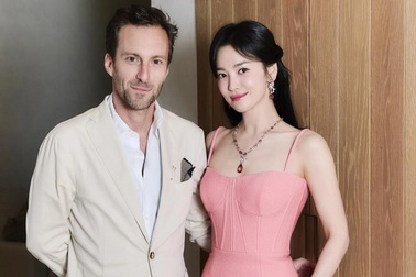 Song Hye Kyo diện váy cúp ngực gợi cảm, khoe nhan sắc không tuổi