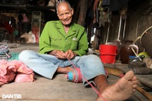 Độc đáo nghề làm dây thừng bằng vỏ cây, bao tải bỏ đi của người Jrai