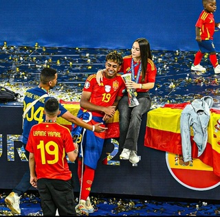 4 bóng hồng rơi vào vòng xoáy tình ái ồn ào của thần đồng bóng đá Yamal - 16