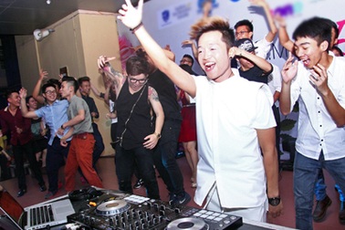 Bạn trẻ khối 12 Lomonoxop bùng nổ trong “đêm trước ngày chia tay”