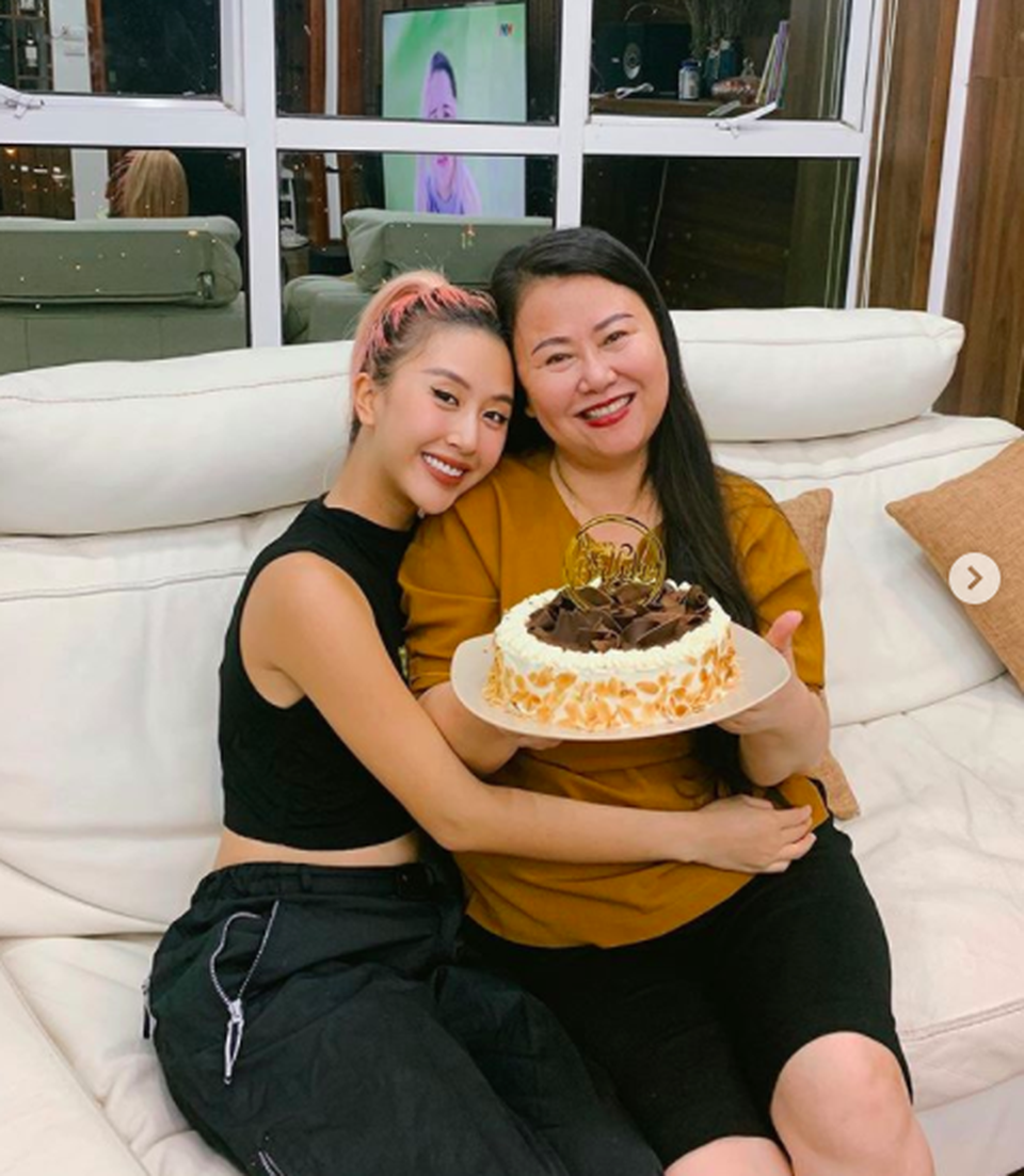 Quỳnh Anh Shyn chơi đàn, khoe mẹ có giọng hát hay không ngờ - 1 Quỳnh Anh Shyn chơi đàn, khoe mẹ có giọng hát hay không ngờ - 1