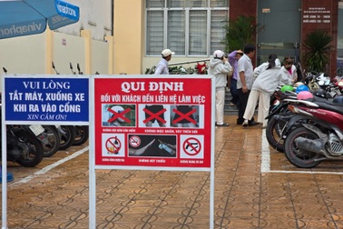 Người mặc quần ngắn đến trung tâm hành chính được mượn váy chống nắng